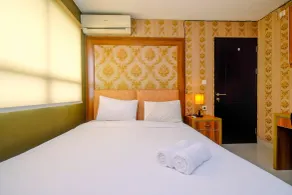 Comfy and Minimalist 1BR Apartment at Atria Residence By Travelio - Room