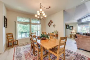 Waterfront Shady Cove Home w/ Fishing Deck! - Innvendig