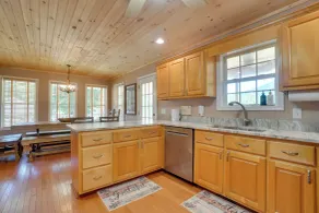 Hot Tub + Mtn Views: North Georgia Group Escape! - Innenbereich