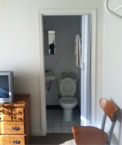 Airport Lodge - Bathroom