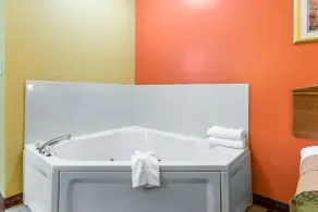 Econo Lodge Louisville Airport - Room
