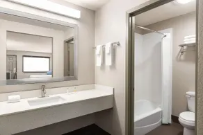 Days Inn by Wyndham San Antonio Near Fiesta Park - Bathroom