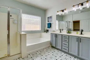 Luxe Surprise Home: Pool, Putting Green & Hot Tub! - Badezimmer