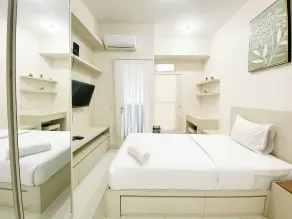 Minimalist and Homey Studio at Amartha View Apartment By Travelio - Habitación
