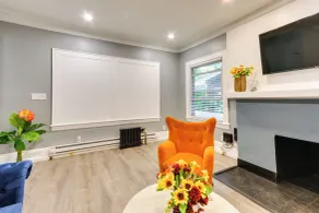 Chic Newark Vacation Rental: 3 Mi to Airport! - Innvendig