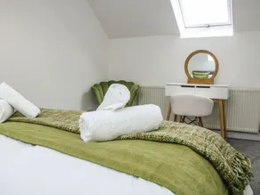The Little Beehive - Room