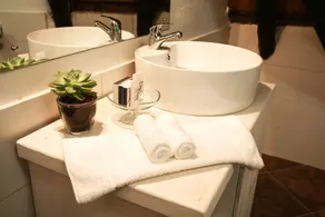 Woodlands Guest House - Bathroom