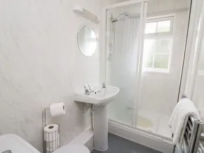Primrose Cottage - Bathroom