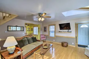 Charming Lake Ripley Cottage w/ Water View! - Intérieur