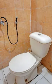 OYO Life 91896 Kost Bu Dewi Syariah - Baño