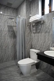 Tuyet Suong Hotel - Bathroom