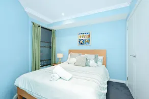 On the Beach Getaway - Beachfront 3 Bedroom Apartment - Habitación