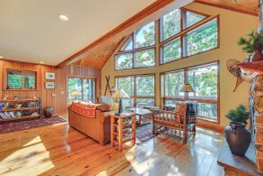 Waterfront Lake George Lodge w/ Boat Dock & Deck! - Interiör