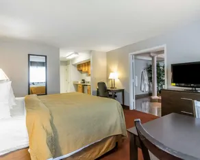 Quality Inn & Suites University-Airport - Chambre