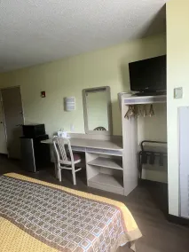 Howard Johnson by Wyndham Clarksville Tennessee - Room