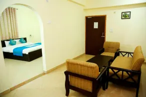 Hotel Avlokan - Near Kainchi Dham Mandir - Room