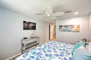 Retreat w/ Heated Pool Near Vanderbilt Beach! - Intérieur