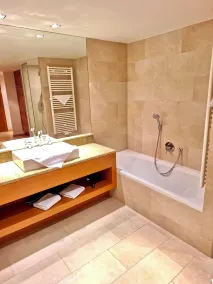 WHIRLPOOL-SUITE AMADEUS - Weitblick - Golf & Wellness - direkter Bademantelgang - ADULTS ONLY - Badezimmer