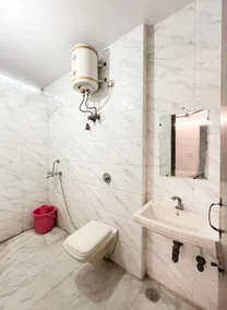 Roomshala 171 JP House - Salle de bain