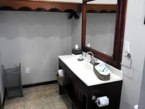 The Toucan Inn - Bathroom