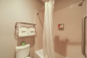 Moulton Inn & Suites By OYO Near Shiner TX - Badrum