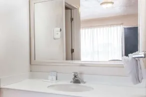 Knights Inn Arcadia - Bathroom