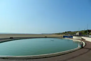 'Pavilion Cottage' next to Gorleston beach with sea views - pet friendly! - Pool