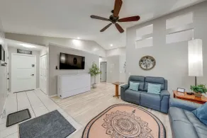 1 Mi to Beach: Dog-friendly Condo in Lake Mills! - Interiør