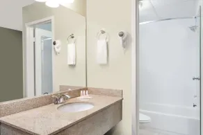 Days Inn by Wyndham Windsor Locks / Bradley Intl Airport - Salle de bain
