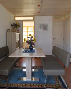 Müllers Ferienhaus Gunaras - Essbereich im Zimmer