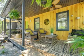 Deck & Hiking Trails: Luxe Georgia Farm Retreat - Interni
