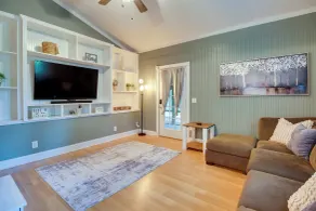 Southern Escape in Guyton: Private Yard & Hot Tub! - Interni