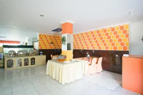 RedDoorz plus near Pelabuhan Bitung - Restaurant
