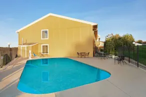 Super 8 by Wyndham Hannibal - Piscine
