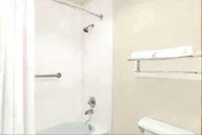 Super 8 by Wyndham North Little Rock/McCain - Bathroom