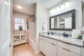 Mebane Home w/ Private Yard: Steps to Downtown! - Badeværelse