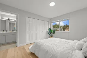 Vancouver Lake City Way Guesthouse 10 min to SkyTrain - Room