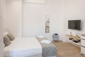Bright and Modern Main Square Studio - Room