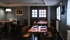 Hostal y Albergue Haizea - Hostel - Restaurant