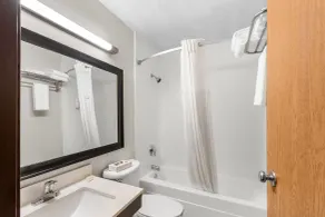 Super 8 by Wyndham Dumfries/Quantico - Salle de bain