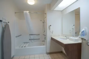 Baymont by Wyndham Tuscaloosa - Salle de bain