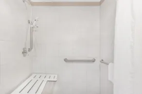 Super 8 by Wyndham Athens - Bathroom