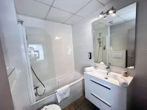 Best Western Voiron Centre - Bathroom