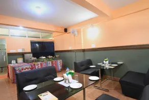 OYO 9653 Ample Premium Suites - Restaurant