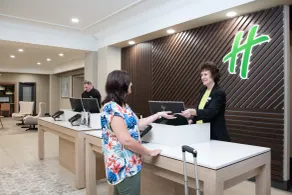 Holiday Inn & Suites Pittsfield-Berkshires by IHG - Réception