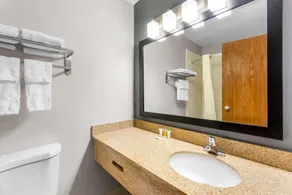 Super 8 by Wyndham Bloomington University Area - Salle de bain