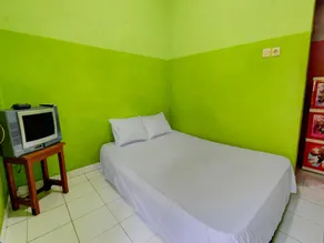 OYO Life 92829 Kos Insan Madani - Room