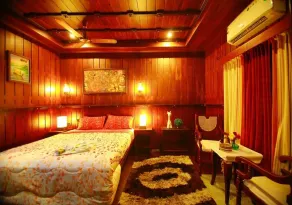 Mass Holidays Houseboat - Camera