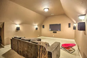 4 Mi to Grapevine Lake: Texas Home w/ Media Room - Interiör