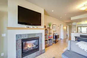 Lakeside luxury with hot tub and pool - Interior
